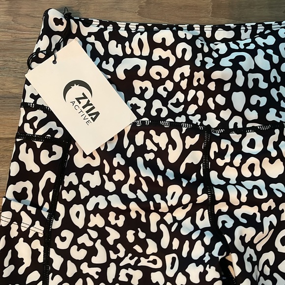 Women’s Zyia Active leopard light n tight Hi-rise 7/8 24” leggings - Picture 2 of 3